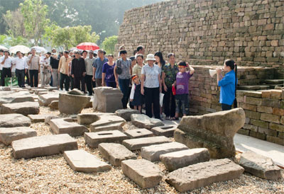 Du khách tham quan Khu khảo cổ.