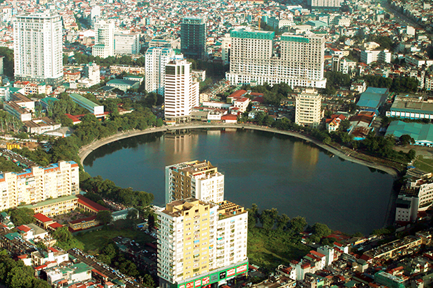 Hồ Giảng Võ với khách sạn Hà Nội cùng những tòa nhà cao tầng
