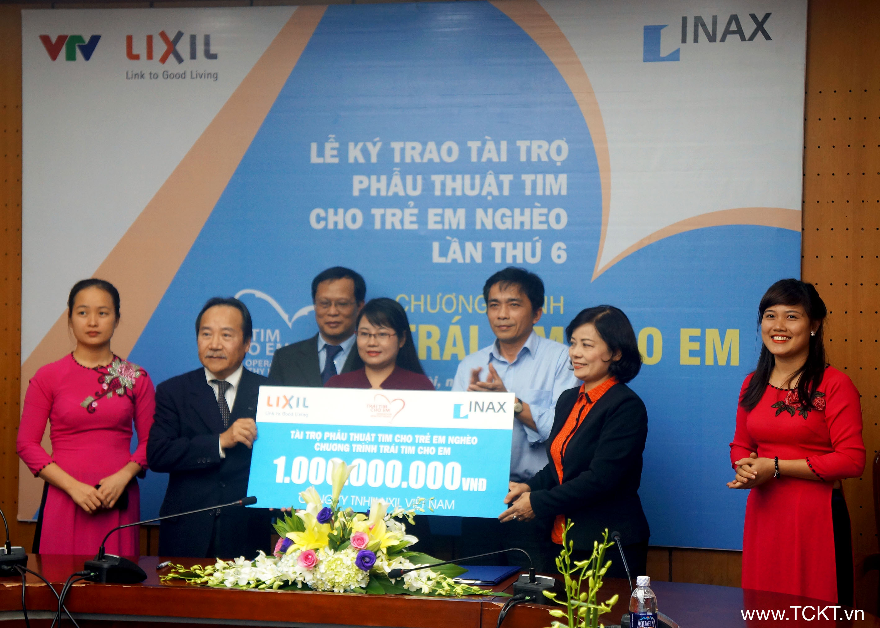 Trao tượng trưng số tiền mà Công ty LIXIL VIệt Nam ủng hộ phẫu thuật tim cho trẻ em nghèo trong chương trình Trái tim cho em