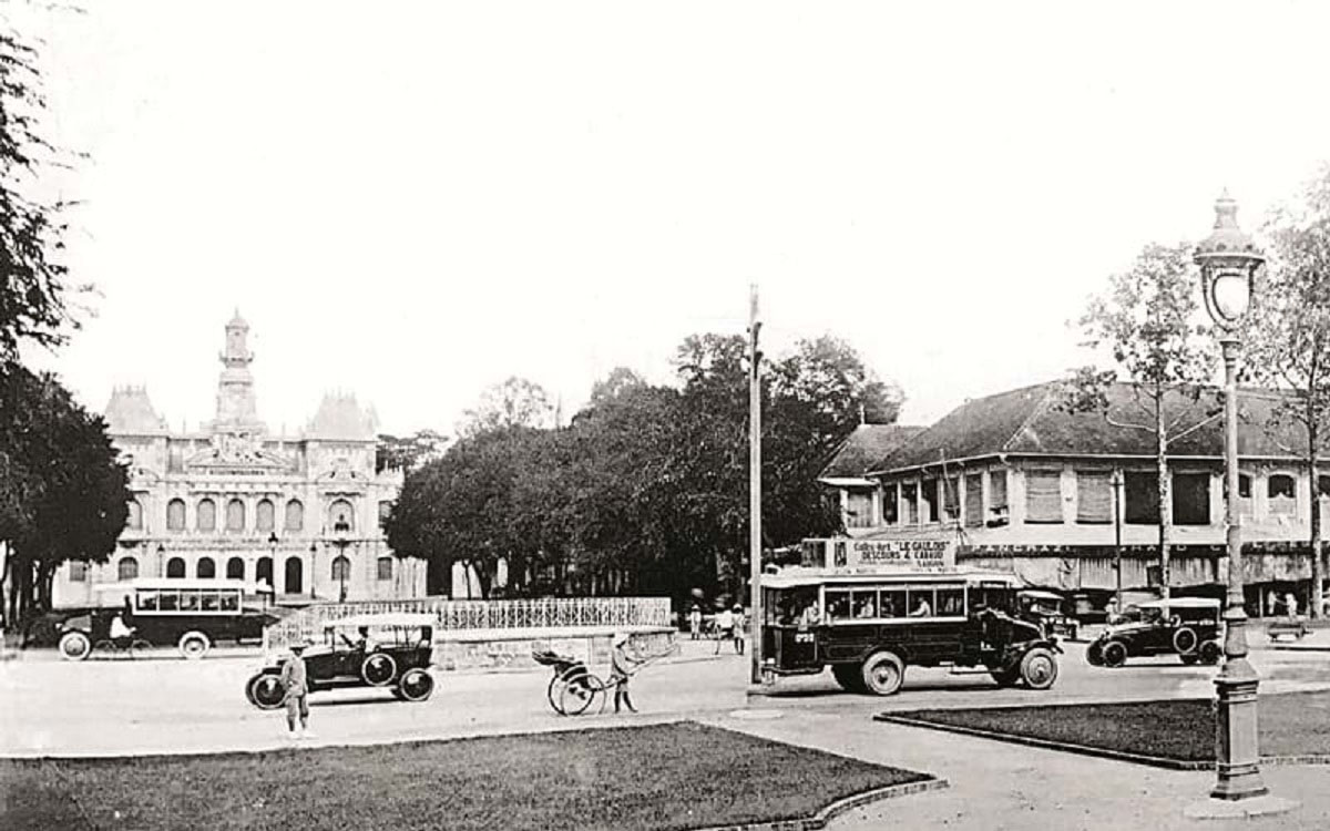 Giao lộ Lê Lợi - Nguyễn Huệ những năm 1920 với dinh thự và nhà phố Tây phương (ảnh của Crespin, nhiếp ảnh gia Pháp ở Sài Gòn đầu thế kỷ 20).