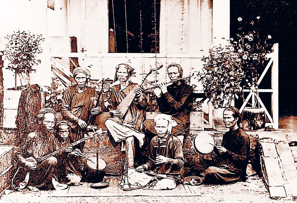 Ban nhạc người Sài Gòn trước ngôi nhà bình dân những năm 1860. Ảnh: Emile Gsell