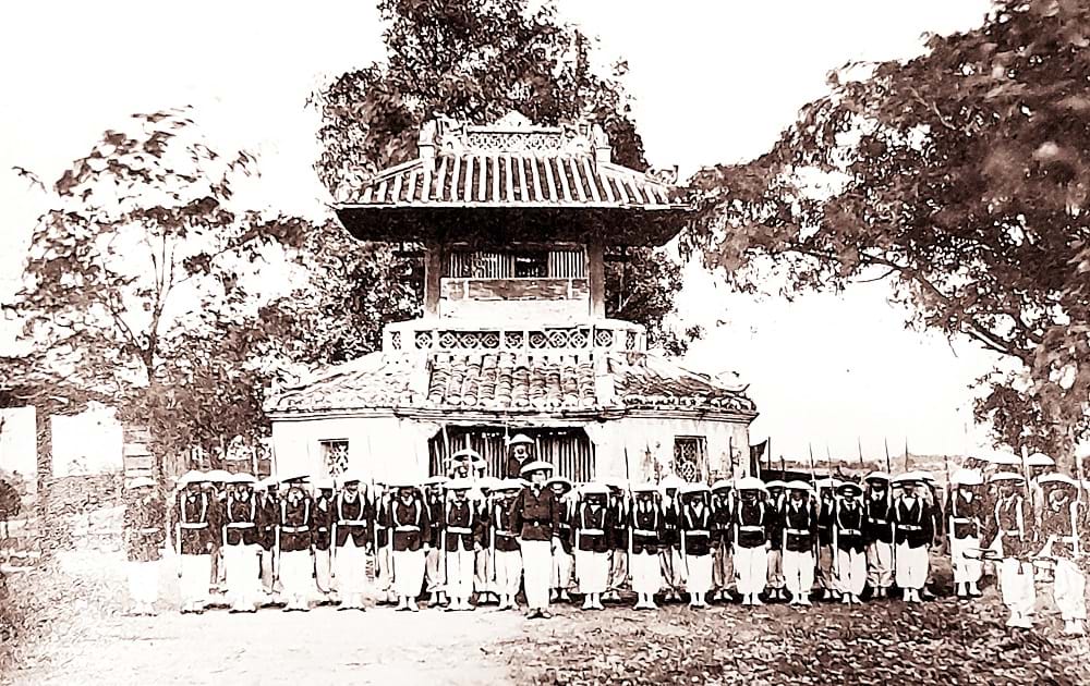 Đồn Cây Mai trên nền chùa Cây Mai, khoảng 1866. Ảnh của Emille GsellĐồn Cây Mai trên nền chùa Cây Mai, khoảng 1866. Ảnh của Emille Gsell