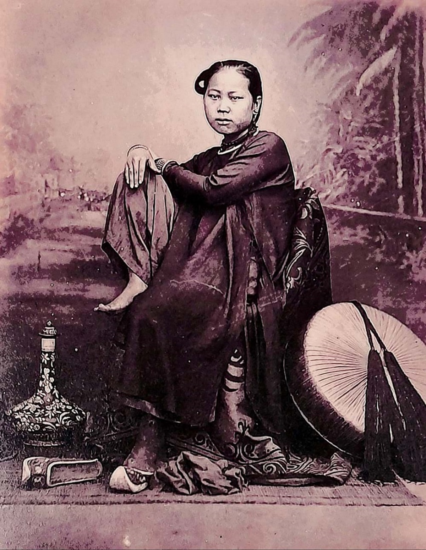 Nam giới và phụ nữ Sài Gòn trung lưu những năm 1860, ảnh của Emille Gsell