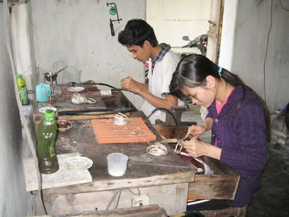 Nghề chạm bạc tại thôn Huệ Lai (nguồn: Internet)