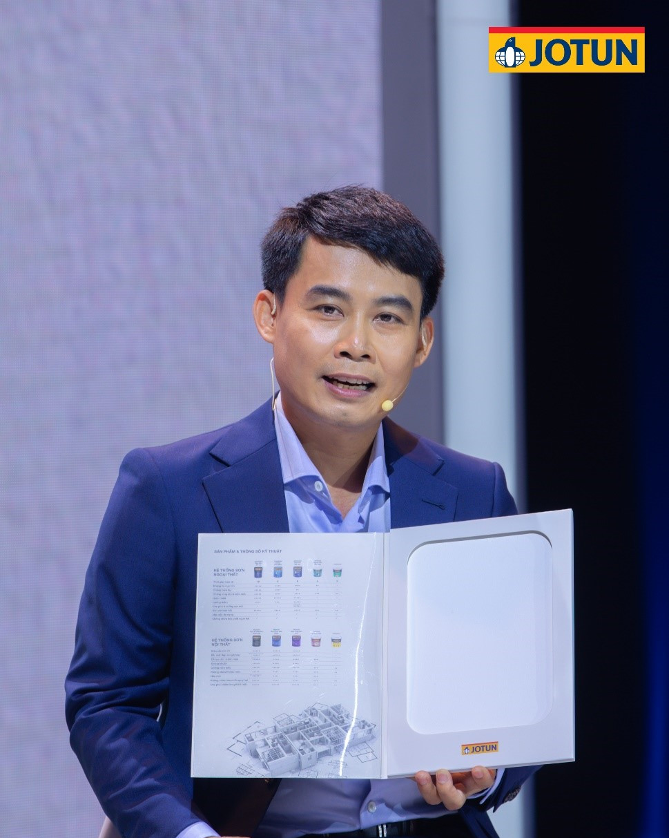 Ông Huỳnh Trần Nam - Giám đốc Tiếp thị tập đoàn Jotun giới thiệu về bộ 04 tính năng vượt trội của Jotashield Sạch Vượt Trội