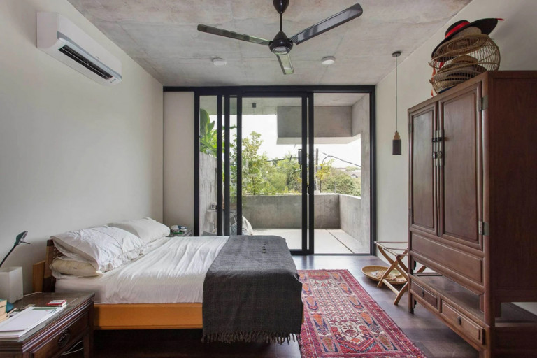 Phòng ngủ đơn giản với nội thất mang hơi hướm truyền thống của Malaysia.