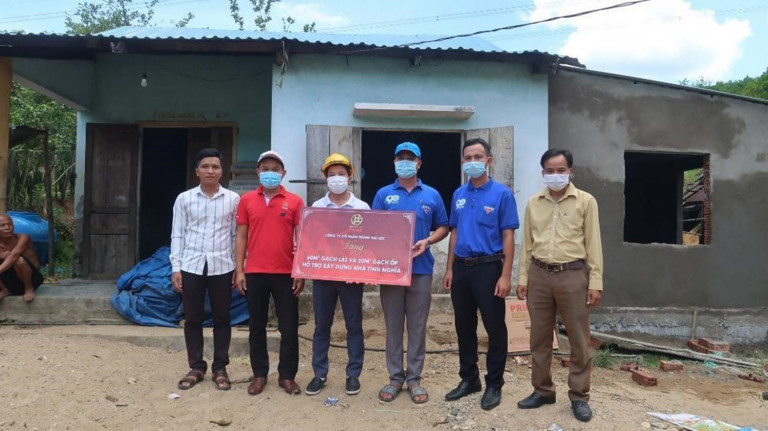 PRIME trao tặng gạch ốp lát cho các gia đình khó khăn xây sửa, hoàn thiện được mái ấm khang trang, như ý.