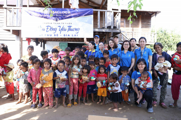 Hình 3: Hỗ trợ đồng bào dân tộc thiểu số tại huyện Chư Sê – Gia Lai
