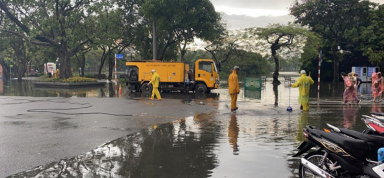 Nhân viên Công ty Thoát nước Hà Nội xử lý thoát nước kịp thời tại một số tuyến phố sau trận mưa lớn ngày 29/5. Ảnh: VGP/Diệu Anh