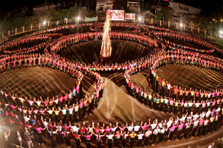 Đại xòe 5000 diễn viên tại Nghĩa Lộ, Yên Bái (Nguồn Internet)
