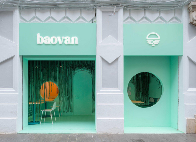 Thiết kế với màu xanh dịu mắt cũng như những đường tròn lấy cảm hứng từ chiếc bánh bao của nhà hàng Baovan mang lại thiện cảm cho khách hàng. Ảnh: ICON.
